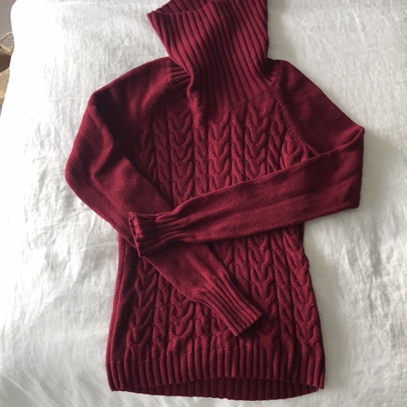 Banana Republic turtle neck cable knit sweater in burgundy. - Picture 2 of 4